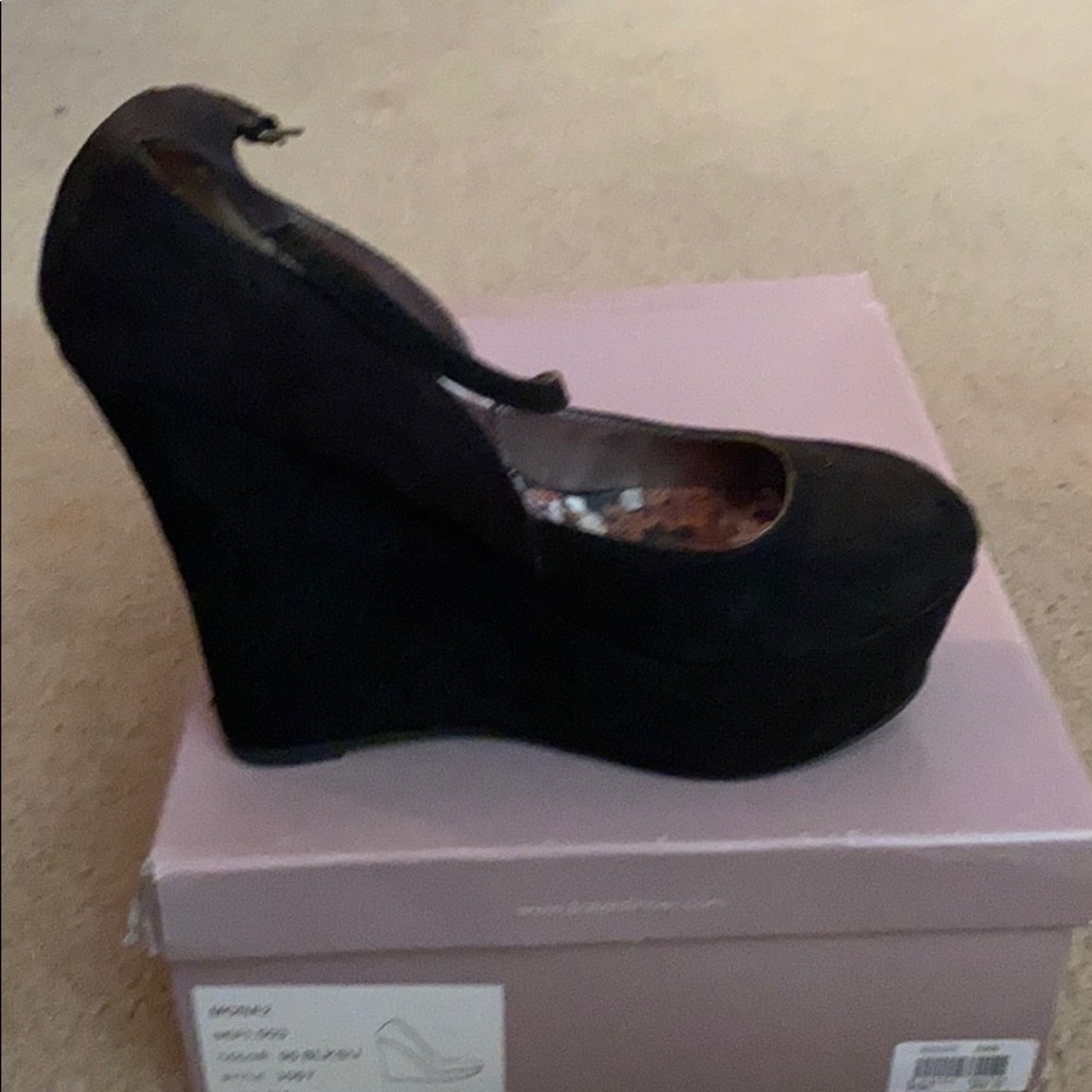 Wedges with strap
